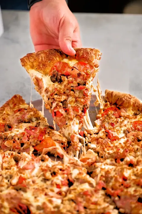 Pizza Ranchera con el queso estirado