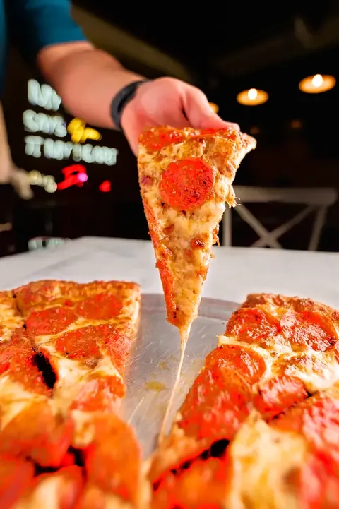 Porción de pizza de pepperoni