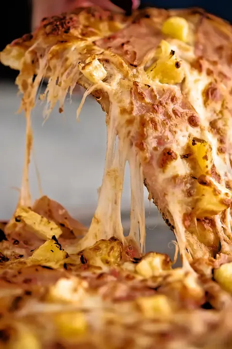 Pizza Hawaiana con el queso estirado