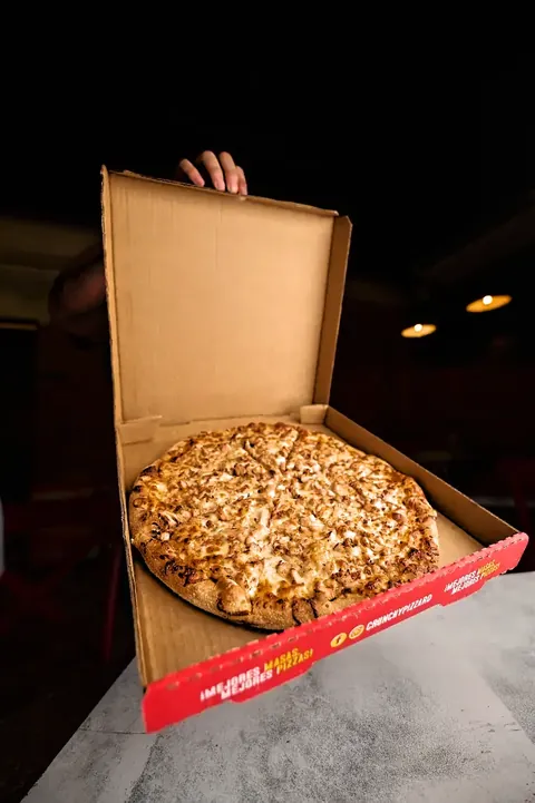 Pizza de pollo en su caja